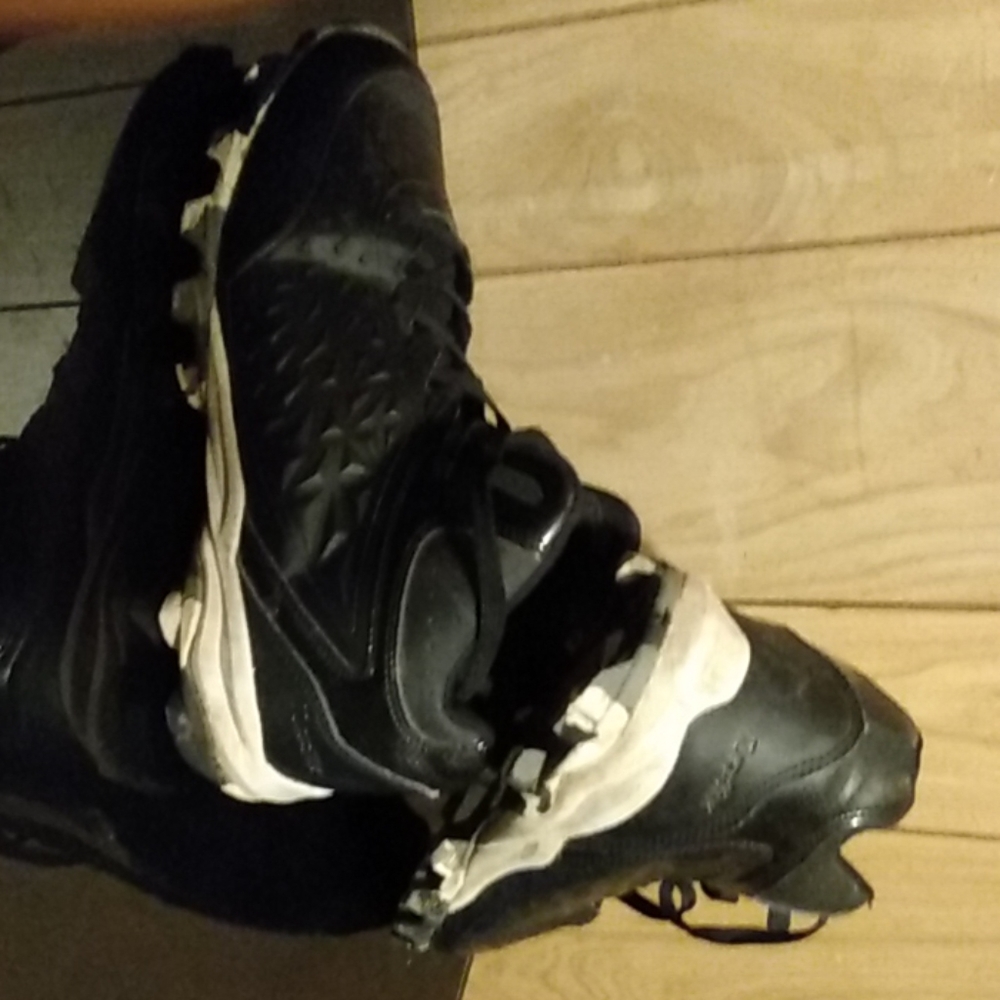 Baseball cleats